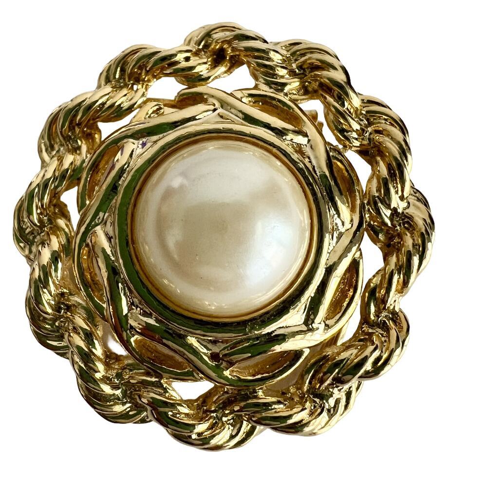 Vintage Domed Faux Pearl Gold Tone Vintage Classic Sophisticated Scarf Clip
